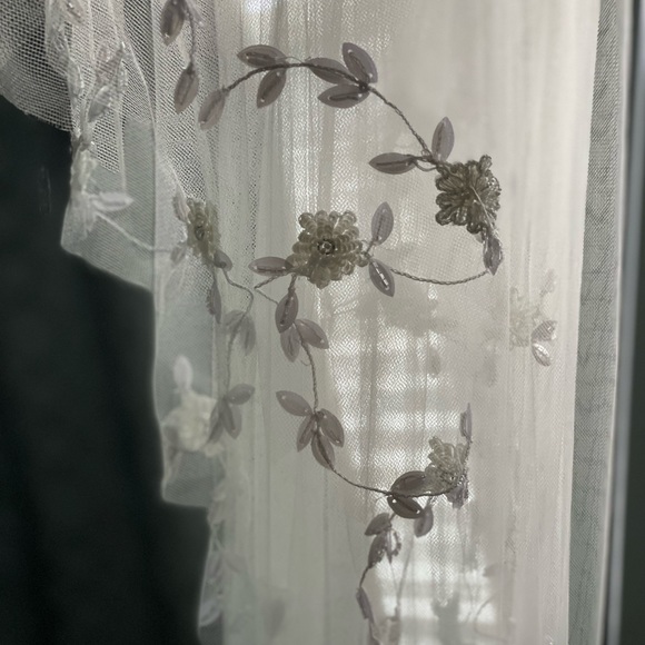 Toni Federici handmade “Gingerly” veil. Waltz length 58”. Like new condition main image 4